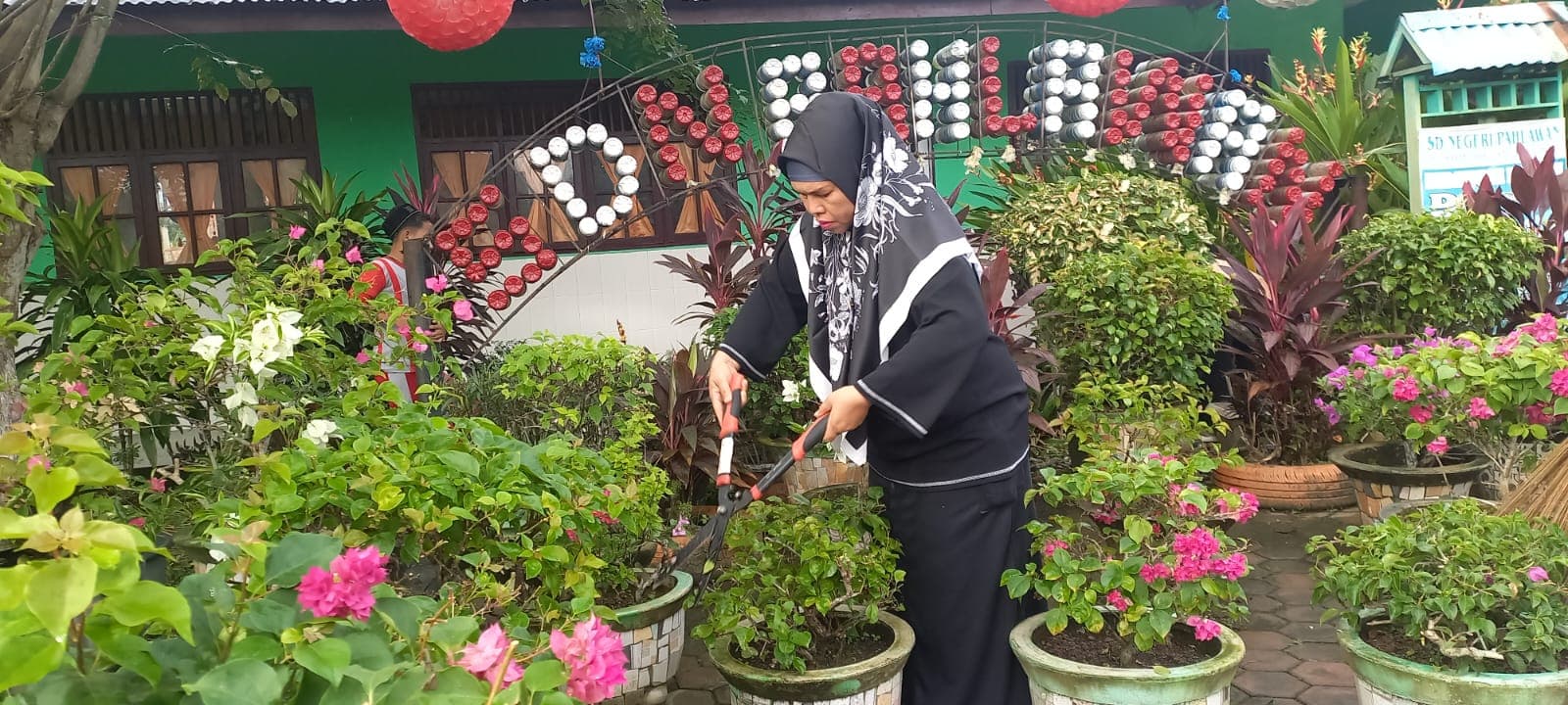 PENGHIJAUHAN DAN KEBERSIHAN SEKOLAH.